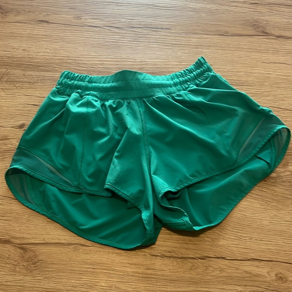 Lululemon 2.5 inch Hotty-Hots size 4